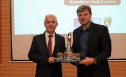 Kocaelispor teknik direktörü Ertuğrul Sağlam, isu personeliyle bir araya geldi