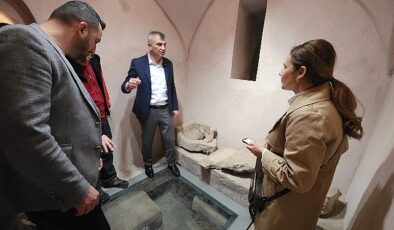 Gölcük Belediyesi tarafından yeniden ihya edilerek ilçeye ve turizme kazandırılması hedeflenen Yukarı Ulaşlı’daki tarihi Osmanlı hamamı, Ulaşlı Gençlik Derneği tarafından kiralandı